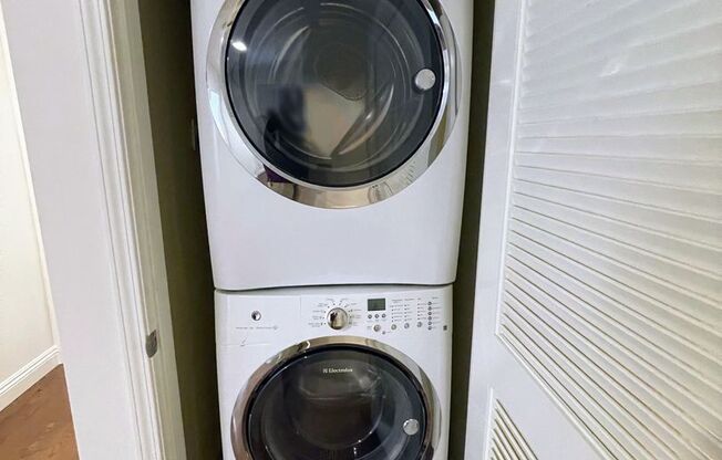 Studio City living at a great price. 3bd/2ba condo, dual parking, water/trash included!