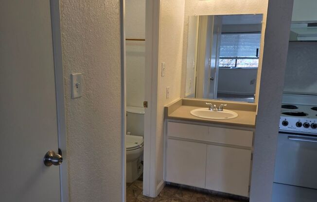 Studio, 1 bath, 375 sqft, $940, Unit 42