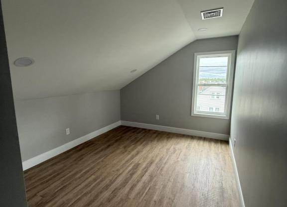 1023 1025 ROCK ST