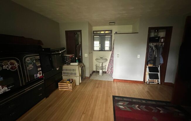 2 beds, 1 bath, $1,050