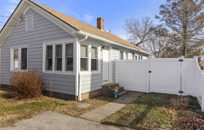 WINTER RENTAL Fully Furnished 2 Bedroom Cottage Steps to Beach - Heat and WiFi Included!