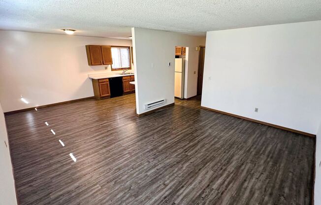 3 beds, 1 bath, 1,100 sqft, $1,600, Unit 907