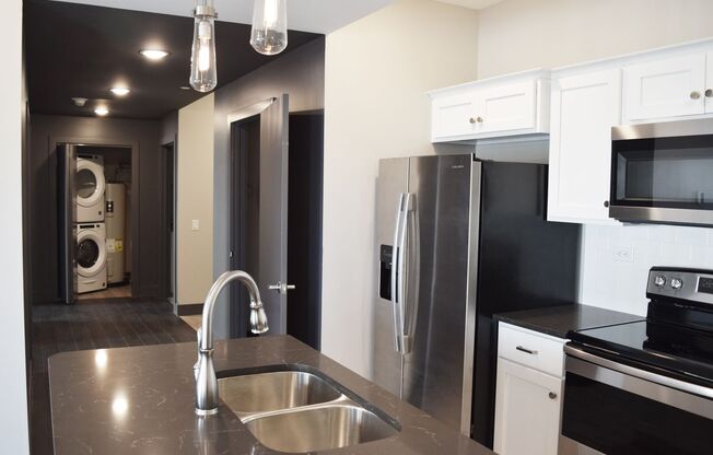 2 beds, 2 baths, 890 sqft, $1,720, Unit 520-200