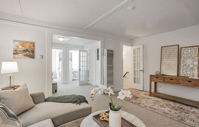 CHARMING 2-BEDROOM COTTAGE IN THE HEART OF MADRONE CANYON