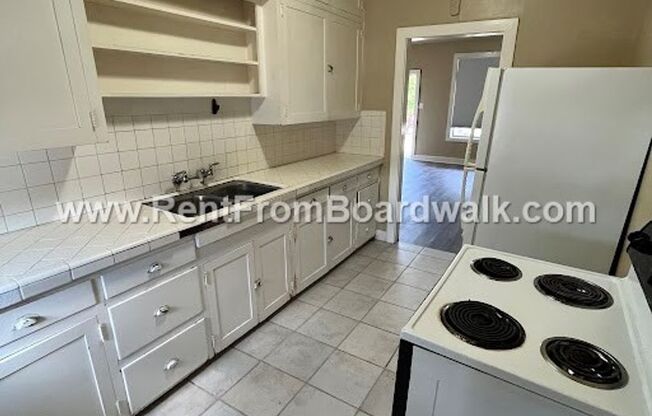 1 bed, 1 bath, 700 sqft, $950, Unit 2830 S Patricia Dr #2