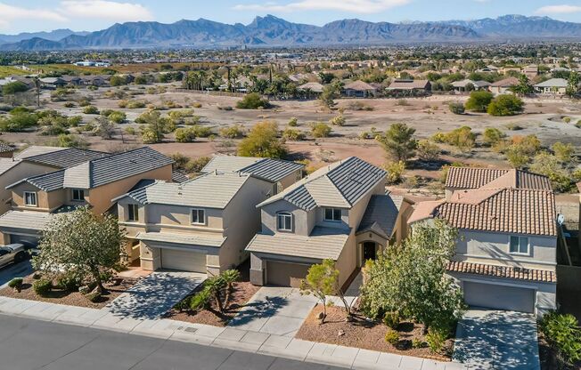 GOLF COURSE VIEWS AT SILVERSTONE RANCH (CENTENNIAL) - 2-STORY 3-BEDROOM HOUSE!