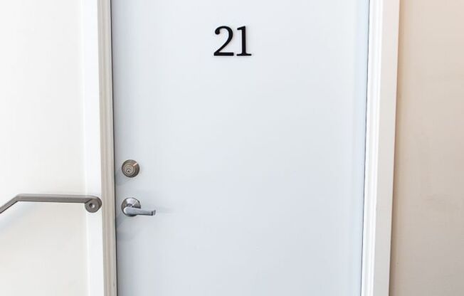 2 beds, 1 bath, $1,050, Unit 4001 Holdrege St. #21