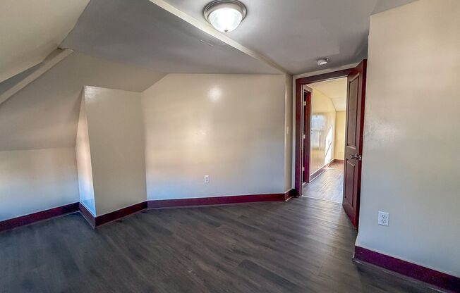 3 beds, 1 bath, $1,950, Unit 2L