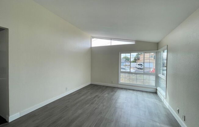 Petaluma: Single Level Home With New Floors & Paint Available Now