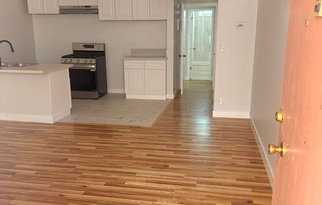 Charming 1 Bedroom Apartment with Pool, Patio & Flexible Month-to-Month Lease