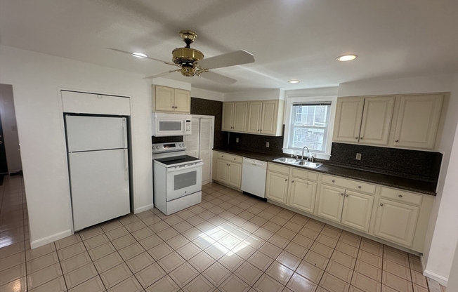 4 beds, 1 bath, 1,500 sqft, $4,600, Unit SF