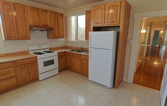 2 beds, 1 bath, $3,400, Unit 1275