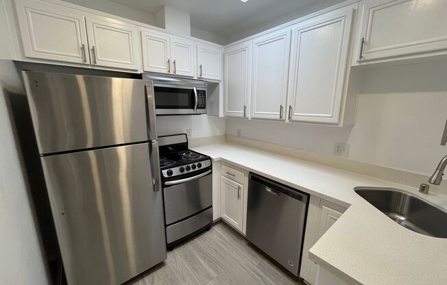 2 beds, 1 bath, 637 sqft, $2,798, Unit 215