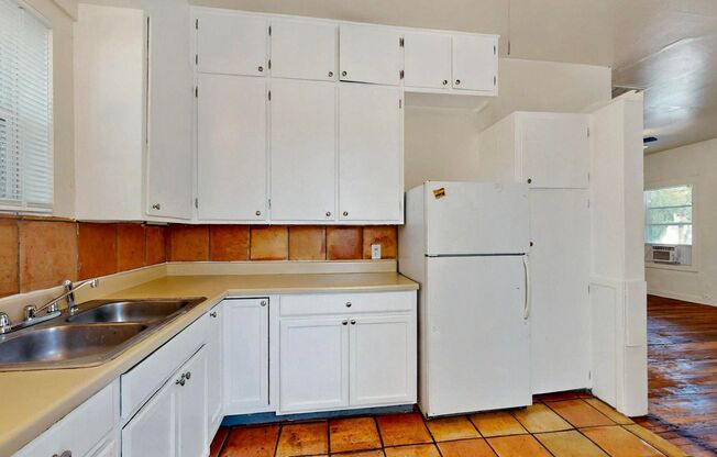 2 beds, 1 bath, 900 sqft, $1,400, Unit 823 11th Street NW