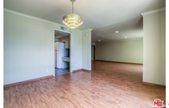 1854 S BEVERLY GLN BLVD