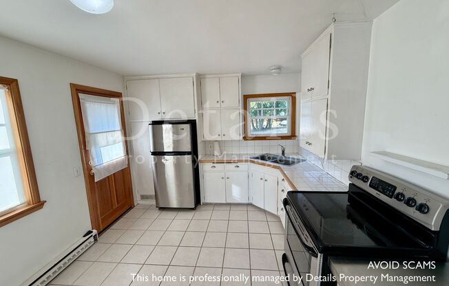 ** Application Pending** Adorable 2 BR home in Manette with View!