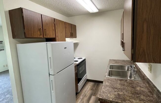 2 beds, 1 bath, $690, Unit 13