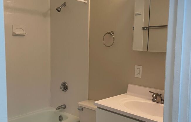 2 beds, 1 bath, 790 sqft, $2,400, Unit B207