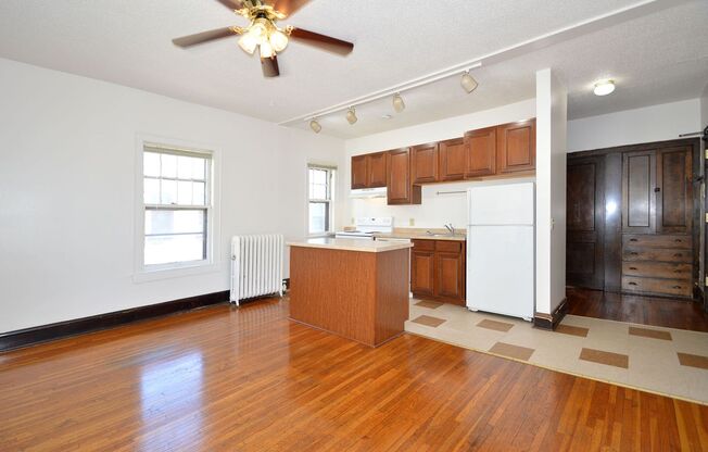 1 bed, 1 bath, 425 sqft, $955, Unit 7 - 36