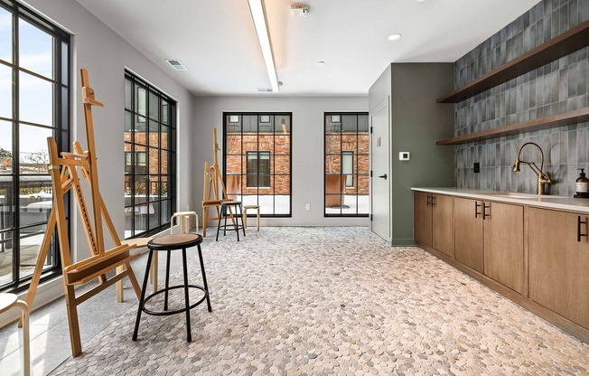 05 - Jaeger Square - Art Studio