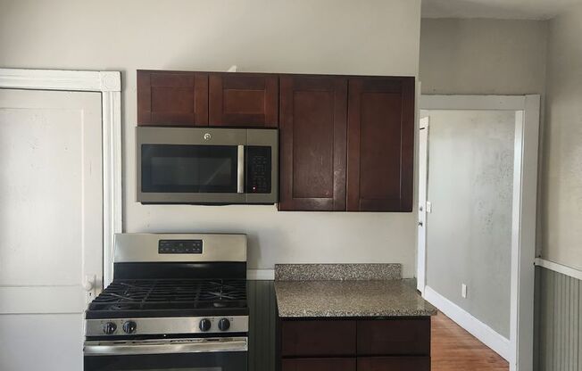 2 beds, 1 bath, 1,000 sqft, $1,595