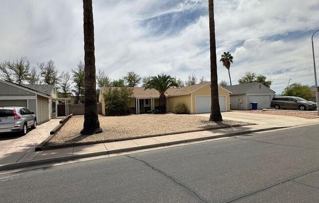 Chandler single family home with Pool!