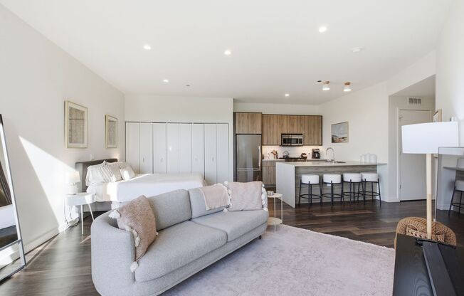 Studio, 1 bath, 681 sqft, $2,395, Unit 612