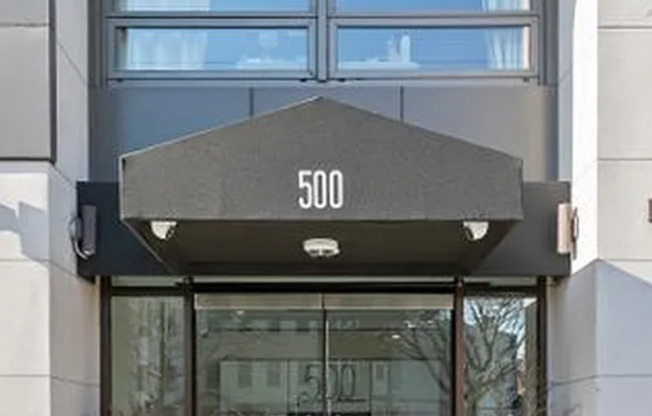 1 bed, 1 bath, 636 sqft, $3,000, Unit 6O