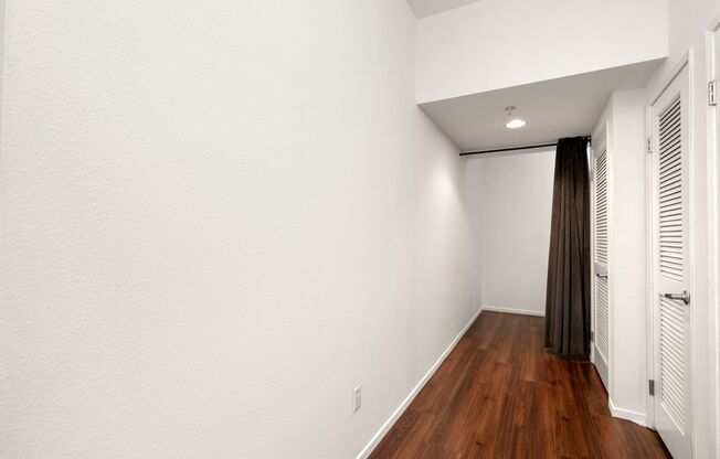 Expansive Gaslamp Quarter 1 bedroom + a bonus office, den, or workout area! Small Pet OK! 1 parking space included!
