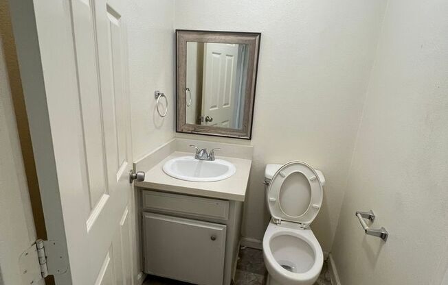 2 Bedroom/1.5 Bath in great location!