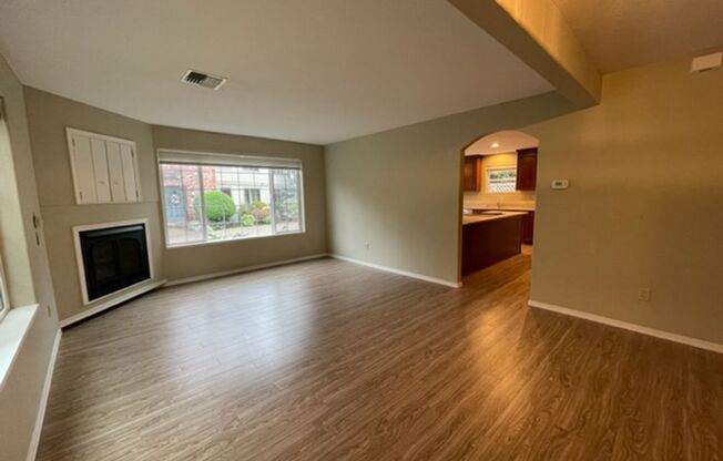 Wonderful Dunthorpe Carriage House with access to Riverdale Schools. Some utilities included.