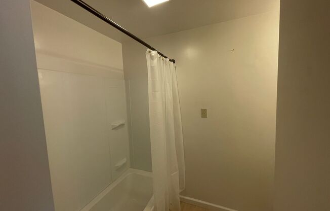 2 beds, 1 bath, $1,100, Unit 128 Railroad Street