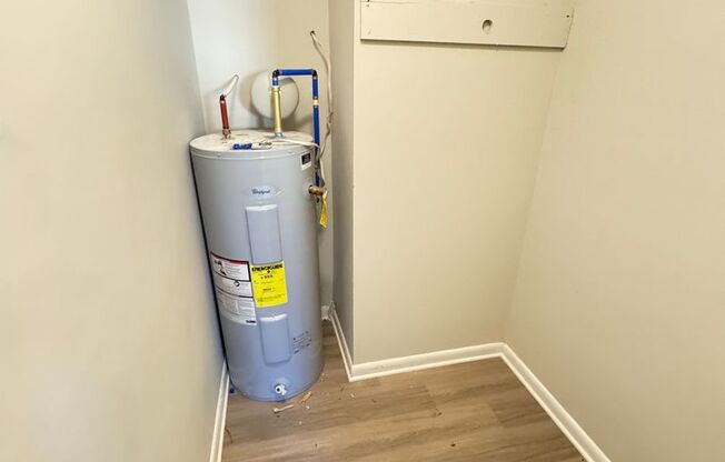 1 bed, 1 bath, 615 sqft, $1,050, Unit 821 Oakwood Villa