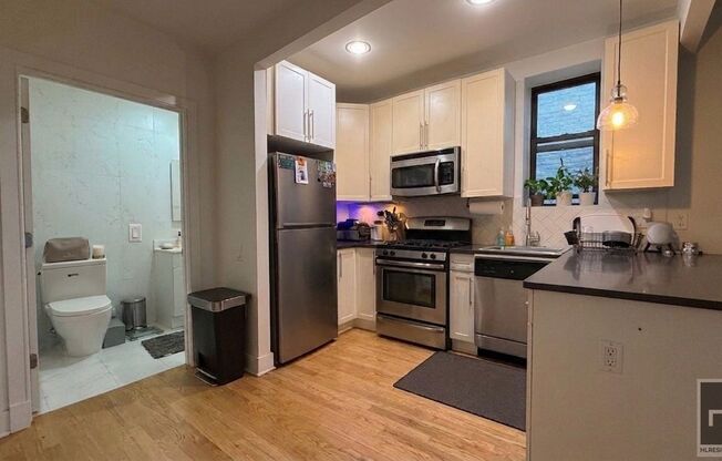 305 W 150 ST