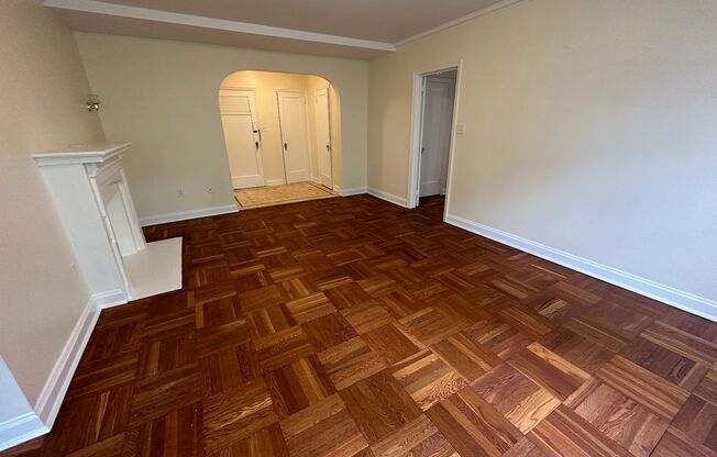 2 beds, 1 bath, 975 sqft, $1,800, Unit Royal York 114