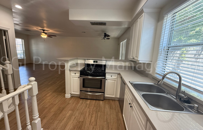 942 S ASH AVE