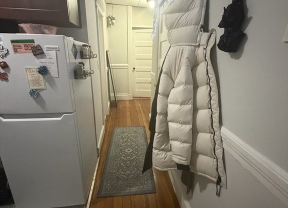 3 beds, 1 bath, 999 sqft, $4,200, Unit 25