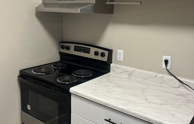 2 beds, 1 bath, 896 sqft, $1,995, Unit 096