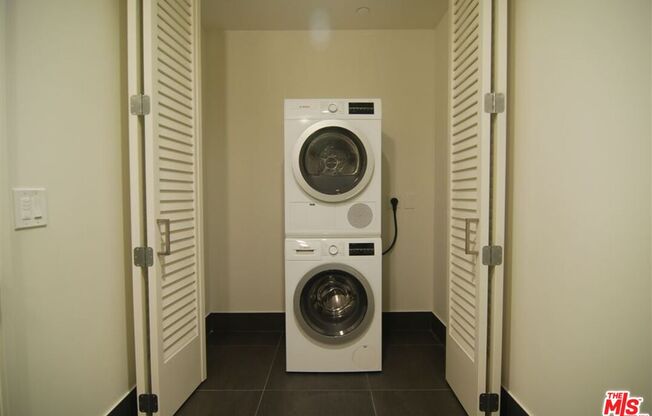 2 beds, 2.5 baths, 1,720 sqft, $5,500, Unit 2406