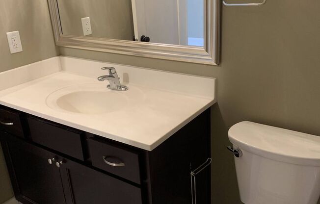 1 bed, 1 bath, 1,044 sqft, $1,250, Unit 909