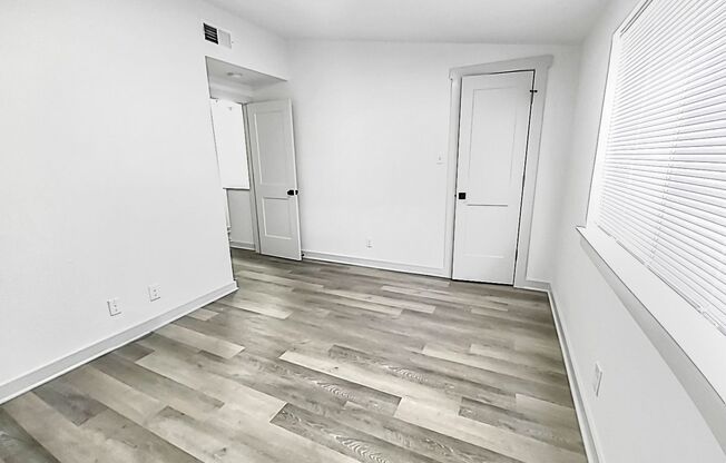 3 beds, 1 bath, 900 sqft, $1,300, Unit 93