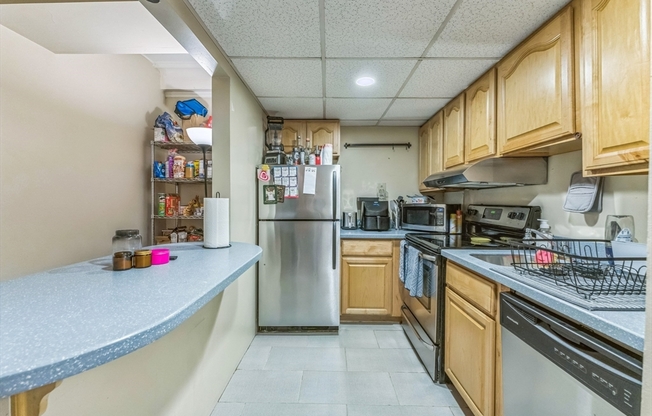 3 beds, 1 bath, 1,017 sqft, $5,800, Unit 301