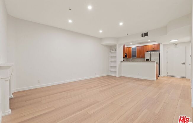 2 beds, 1 bath, 979 sqft, $2,850, Unit 122