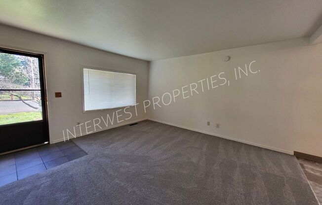 *1ST MONTH'S RENT FREE PROMO* Charming 3 bd Home in Portland with W/D Hook-ups, and Large Fenced Backyard