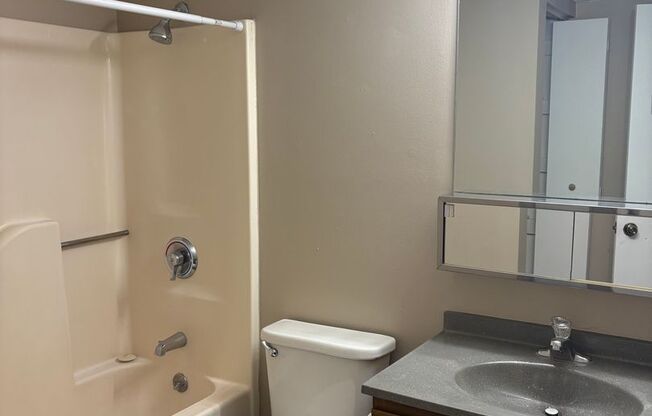 2 beds, 1 bath, 850 sqft, $1,050, Unit #22