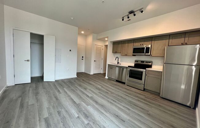 Studio, 1 bath, 450 sqft, $1,372, Unit 204
