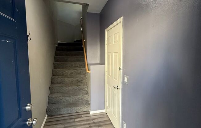 Updated Kent Townhome - Private Garage & AC