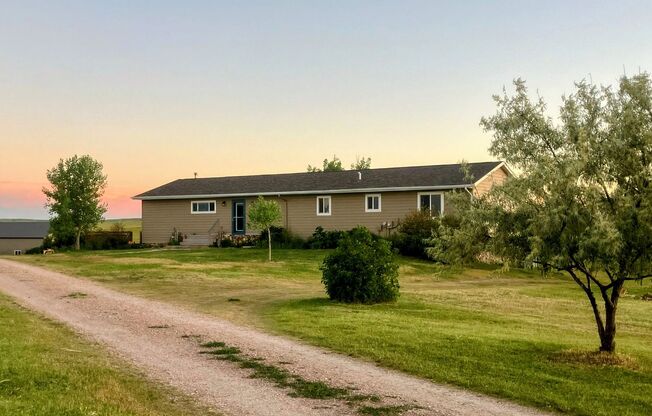 3 BED | 2.5 BATH | HUGE DOUBLE GARAGE | FARMHOUSE | NEW UNDERWOOD