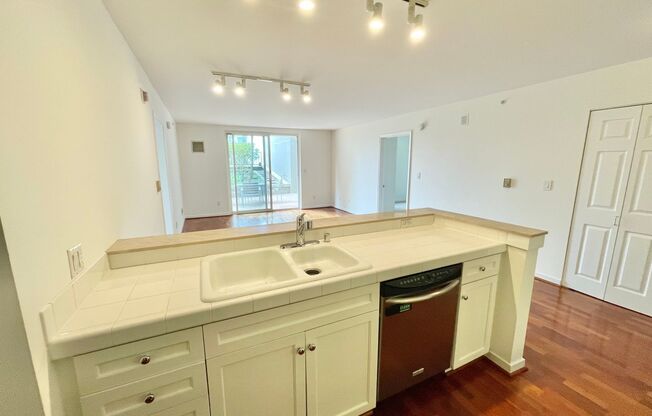 INCREDIBLE 2Br/2Ba Doorman Building Condo – PROGRESSIVE