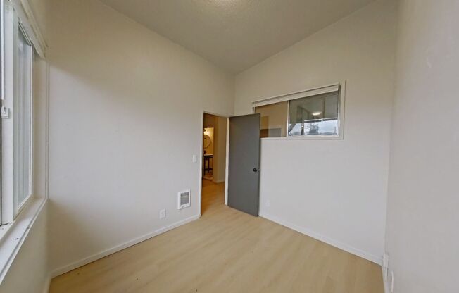 2 beds, 1 bath, 647 sqft, $1,660, Unit 21B